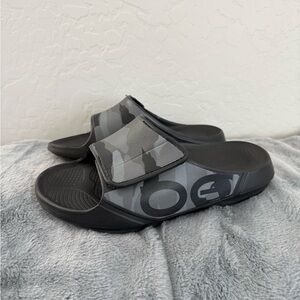 Oofoos Gray Camouflage Slide Sandals Men’s Size 9 Women’s Size 11